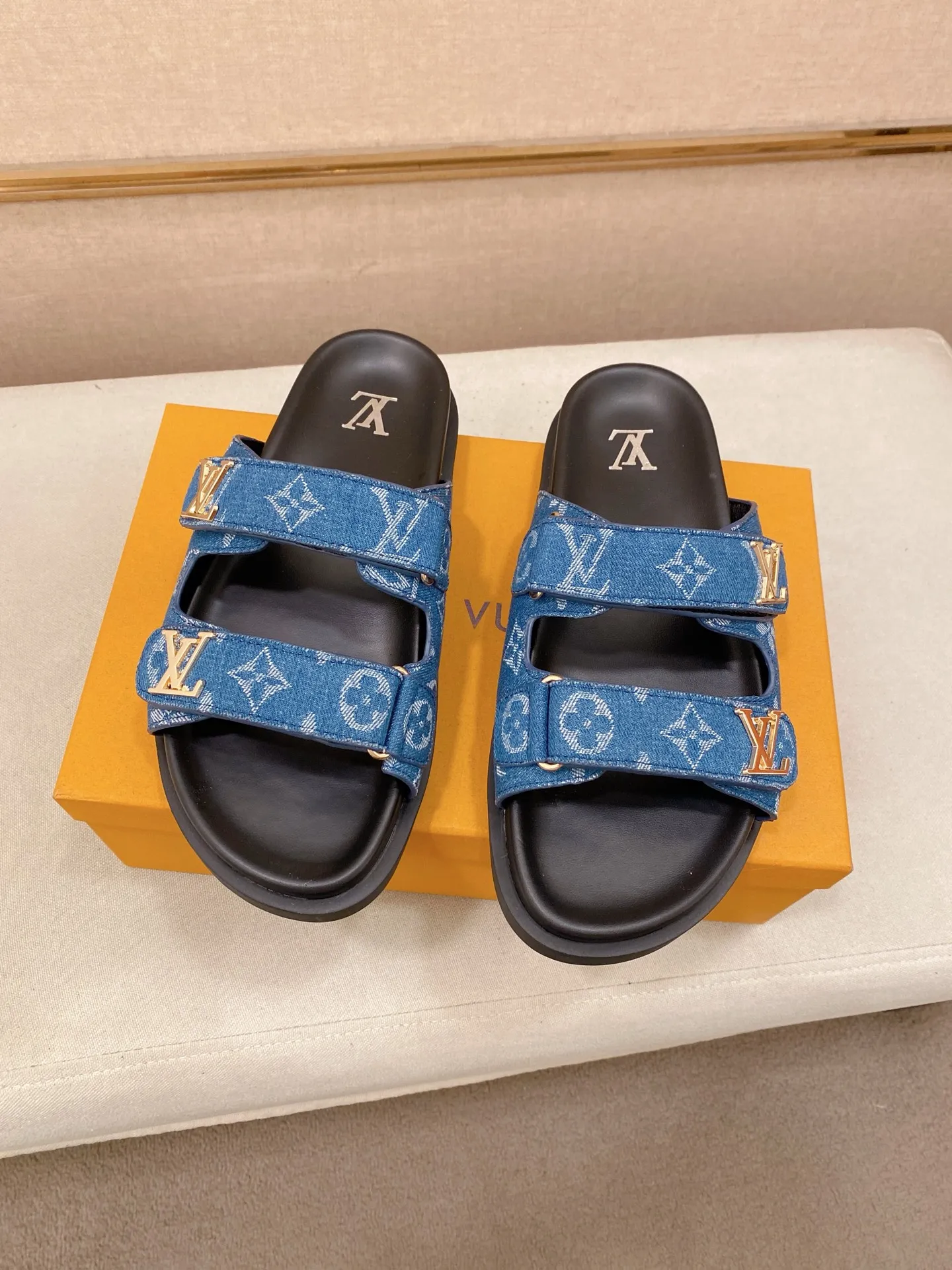 Men's shoes💰: 320💰Made by LV🔍Top purchasing agent, men's spring and summer slippers are available at the same counter. The uppers are made of cowhide imported from Italy, with logo graphics and high-quality craftsmanship. Soles: original soles specially provided by the original factory. Exclusive molded soles are super comfortable. Original goods with single order, 🔍🔍high quality, you can enter and exit the counter at will. Welcome to compare, code number 38-44. Can be customized45